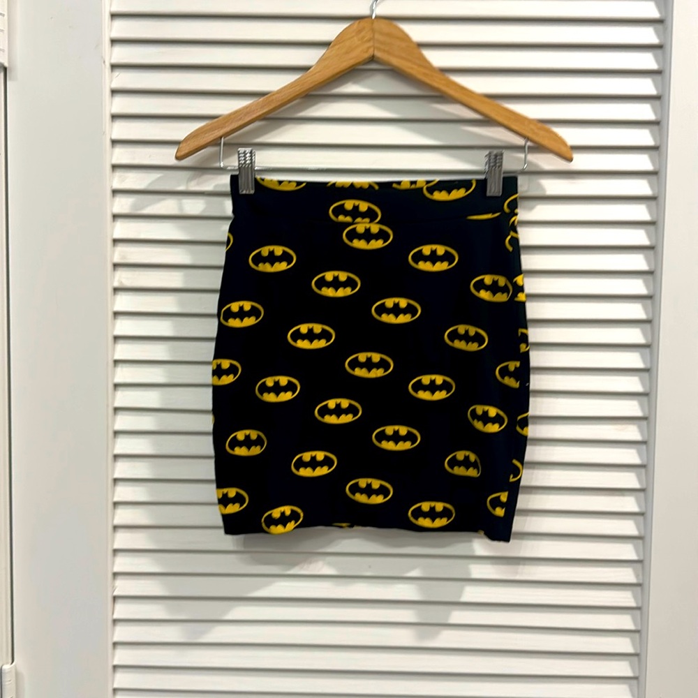 It’s a H&M skirt theme Batman, size S, in color yellow and black